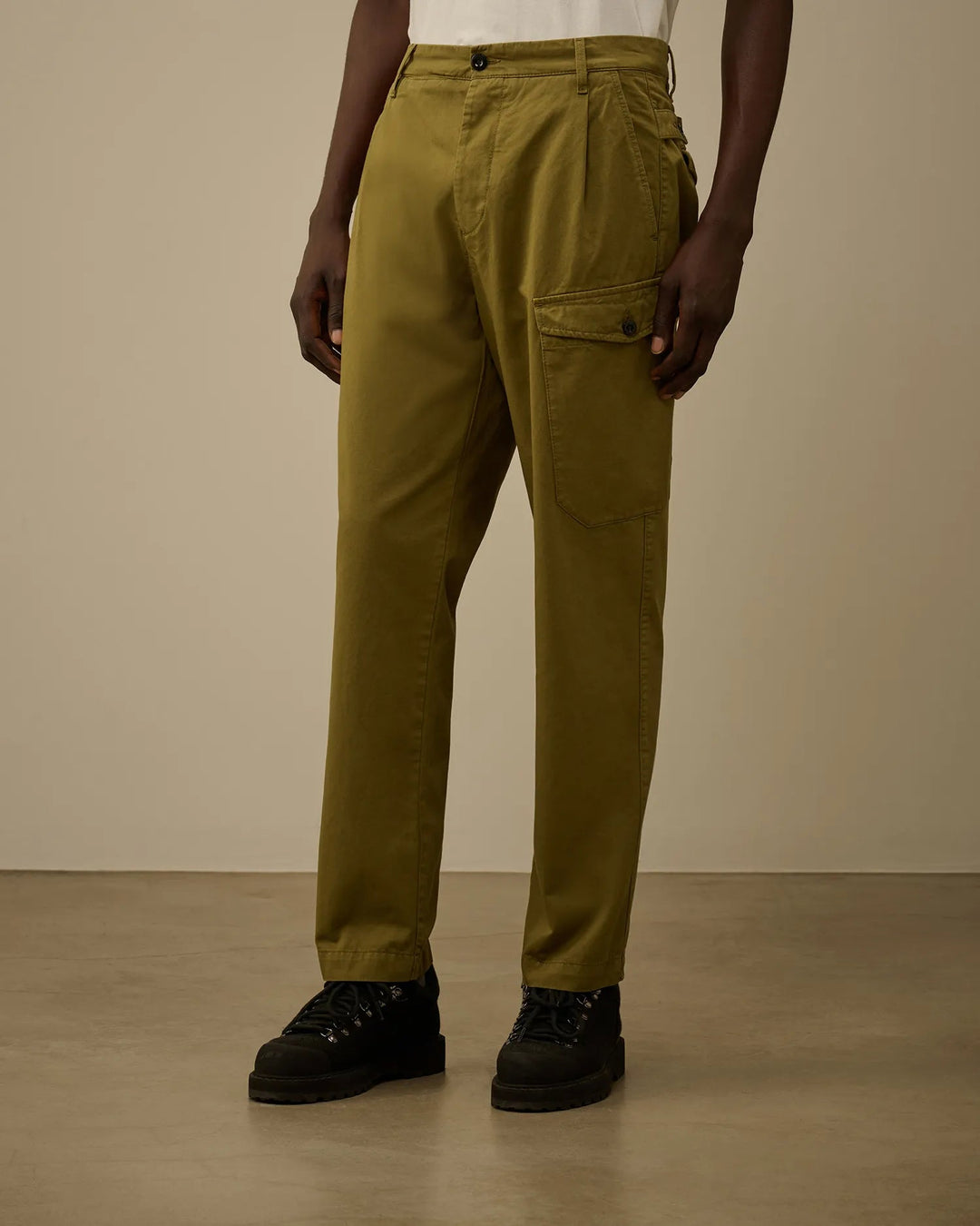 C.P. COMPANY - Pantalon Cotton Gabardine Loose Cargo Capers
