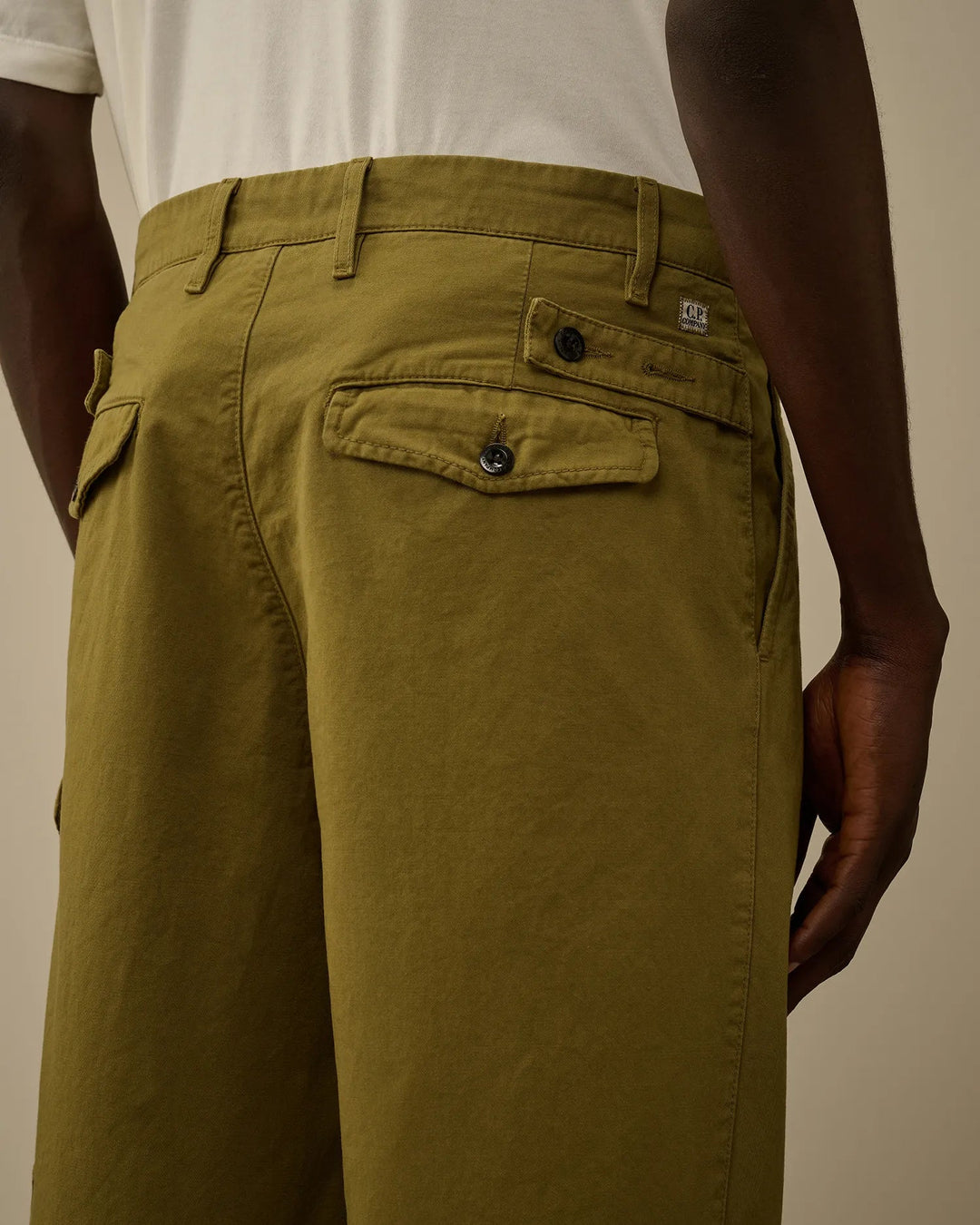 C.P. COMPANY - Pantalon Cotton Gabardine Loose Cargo Capers
