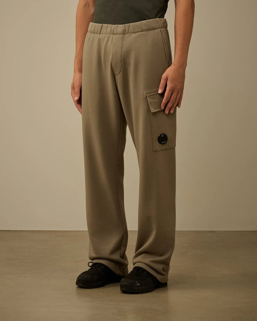 C.P.COMPANY - Diagonal Raised Fleece Cargo Lens Sweatpants Fallen Rock